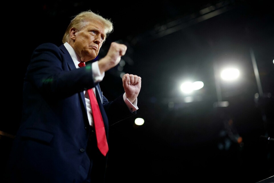 Republikanernes Donald Trump har igjen blikket rettet mot Det hvite hus. Men da må han slå Demokratenes Kamala Harris. READING, PENNSYLVANIA - OCTOBER 09: Republican presidential nominee, former U.S. President Donald Trump dances off stage at the conclusion of a campaign rally at the Santander Arena on October 09, 2024 in Reading, Pennsylvania. With 26 days until the presidential election, Trump is campaigning across the battleground state of Pennsylvania, including a stop earlier in the day in President Joe Biden's hometown of Scranton. Chip Somodevilla/Getty Images/AFP (Photo by CHIP SOMODEVILLA / GETTY IMAGES NORTH AMERICA / Getty Images via AFP)