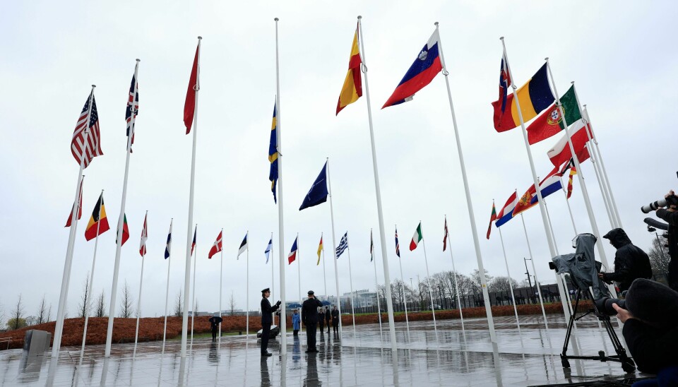 Her heises Sveriges flagg da de ble medlem i Nato. Foto: Geert Vanden Wijngaert / AP / NTB