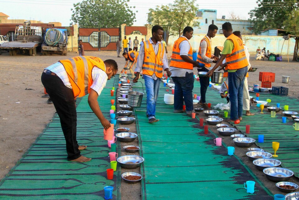 Frivillige i Emergency Response Rooms organiserer og lager mat for å bryte fasten for internt fordrevne muslimske flyktninger i Sudan. Maten blir i hovedsak laget av privatpersoner i hjemmene deres. (FILES) Volunteers arrange food on plates for internally displaced Muslim devotees breaking fast meals during the Islamic holy month of Ramadan in Gedaref on March 13, 2024. Shortly after the war erupted in Sudan in April 2023 between the army and the Rapid Support Forces (RSF), young people began volunteering to cook in their homes, and grassroots neighbourhood youth groups called 'resistance committees' created Emergency Response Rooms (ERRs) to provide civilians in the line of fire with healthcare, evacuation help and food aid. Most ERRs run their own kitchens, others help with coordination and funding. (Photo by AFP)