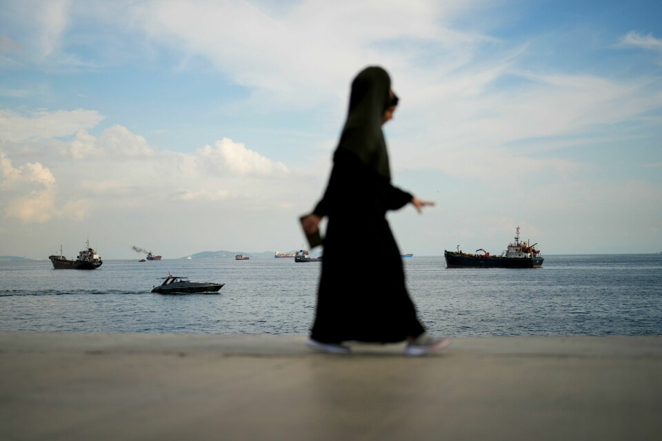 To kvinner spaserer langs promenaden ved Bosporos-stredet i Istanbul. To kvinner spaserer langs promenaden ved Bosporos-stredet i Istanbul. Foto: Francisco Seco / AP / NTB