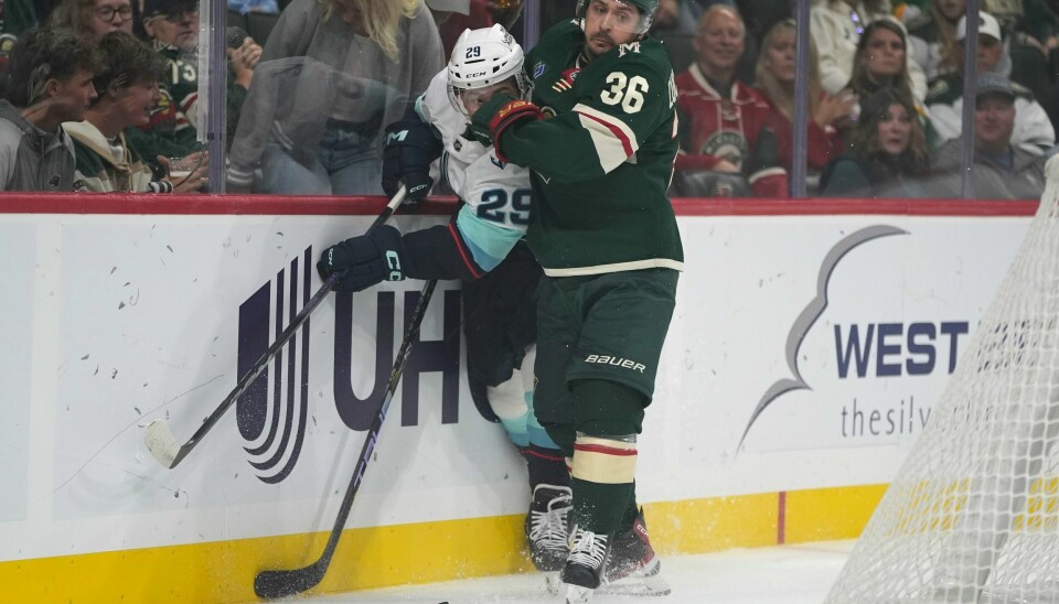 Mats Zuccarello (til høyre) i duell mot Seattle Krakens Vince Dunn i første periode av lørdagens kamp. I den samme perioden kunne nordmannen juble for sitt NHL-mål nummer 200. Han har fått nettkjenning i begge kampene Minnesota har spilt i åpningen av den nye sesongen. Mats Zuccarello (til høyre) i duell mot Seattle Krakens Vince Dunn i første periode av lørdagens kamp. I den samme perioden kunne nordmannen juble for sitt NHL-mål nummer 200. Han har fått nettkjenning i begge kampene Minnesota har spilt i åpningen av den nye sesongen. Foto: Abbie Parr / AP / NTB