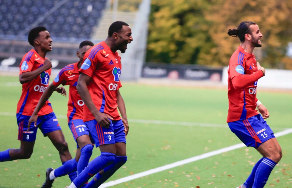 Kabamba Kalabatama jubler foran supporterne etter å ha avgjort kampen på overtid på Nordre Åsen. Kabamba Kalabatama jubler foran supporterne etter å ha avgjort kampen på overtid på Nordre Åsen.