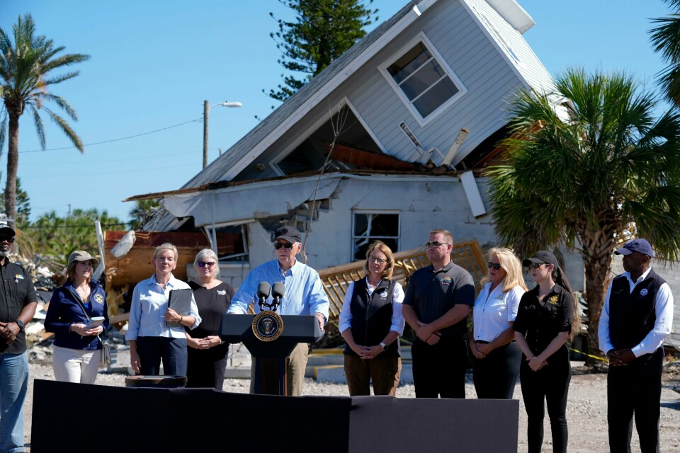 Biden taler til medier og lokalbefolkning ved et ødelagt hus i St Pete Beach. Biden taler til medier og lokalbefolkning ved et ødelagt hus i St Pete Beach. Foto: Manuel Balce Ceneta / AP / NTB