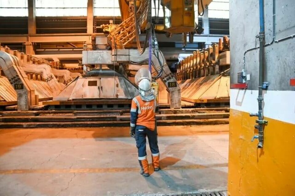 Inne på smelteverket er det ovner med flytende aluminium. Spesielt på somrene blir det varmt. Samtidig er de ansatte avhengig av å ha på tett verneutstyr med hensyn til sikkerheten. Inne på smelteverket er det ovner med flytende aluminium. Spesielt på somrene blir det varmt. Samtidig er de ansatte avhengig av å ha på tett verneutstyr med hensyn til sikkerheten.