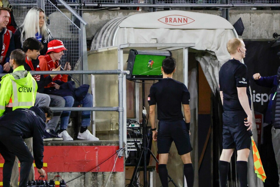 Dommeren ser på VAR under eliteseriekampen i fotball mellom Brann og KFUM Oslo på Brann Stadion. Dommaren ser på VAR under eliteseriekampen i fotball mellom Brann og KFUM Oslo på Brann stadion. Foto: Paul S. Amundsen / NTB
