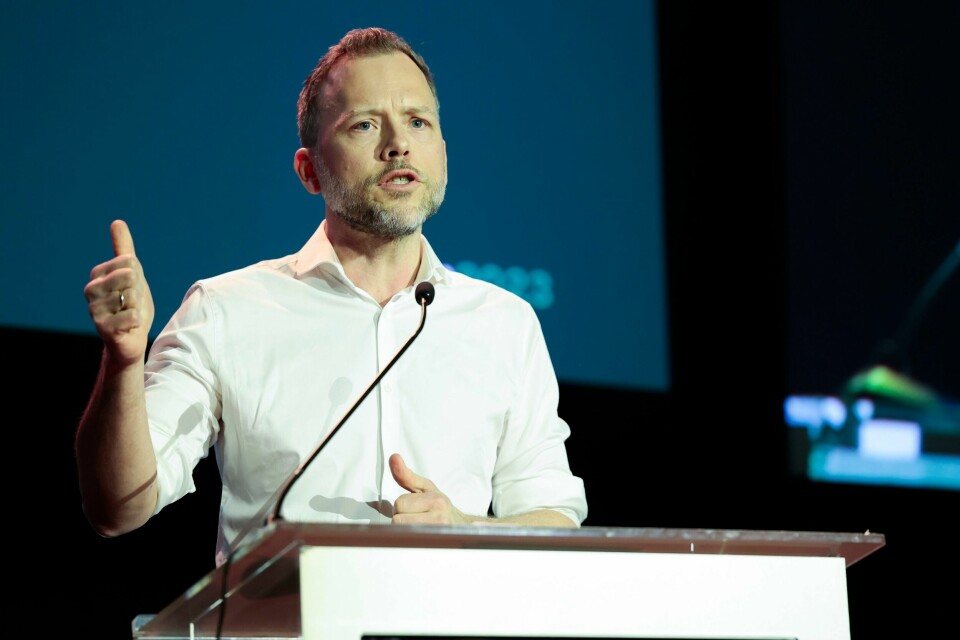 Audun Lysbakken på talerstolen under sitt siste landsmøtet som SV-leder i 2023. Audun Lysbakken fikk stående applaus da han innledet sitt siste SV-landsmøte som partileder. Foto: Alf Simensen / NTB
