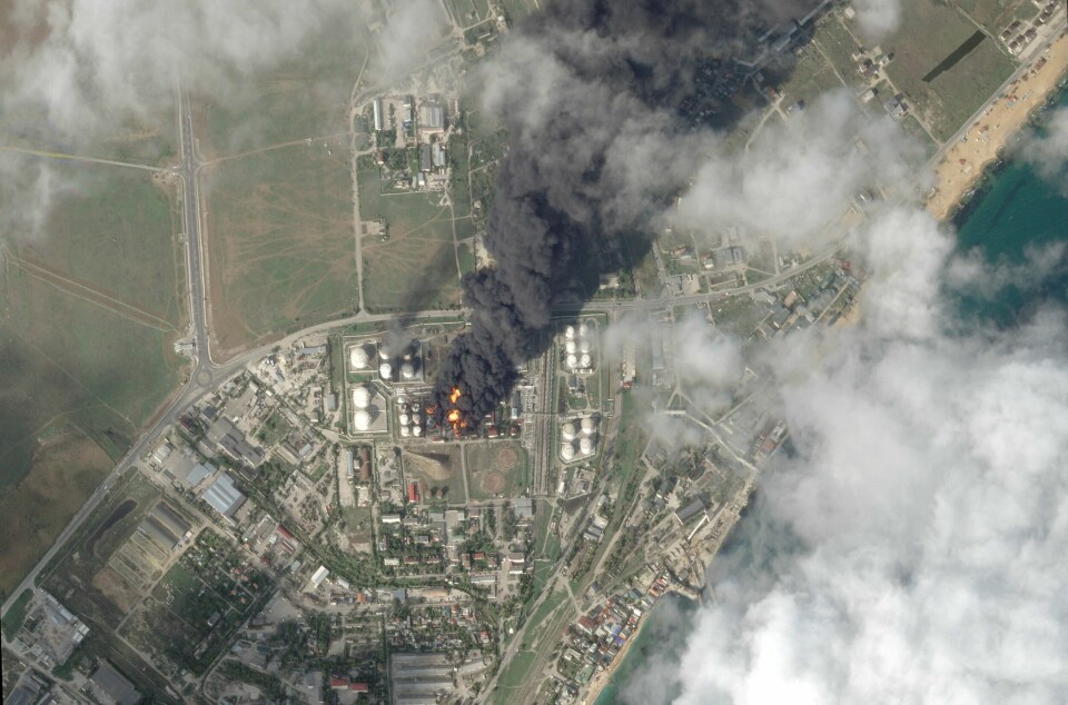 Satelittfoto som viser ødeleggelser etter angrepet på et oljelager på Krim forrige uke. A satellite image shows fire and smoke rising from an oil depot in Feodosia, Crimea, October 8, 2024. 2024 Planet Labs Inc./Handout via REUTERS THIS IMAGE HAS BEEN SUPPLIED BY A THIRD PARTY. MANDATORY CREDIT. TPX IMAGES OF THE DAY
