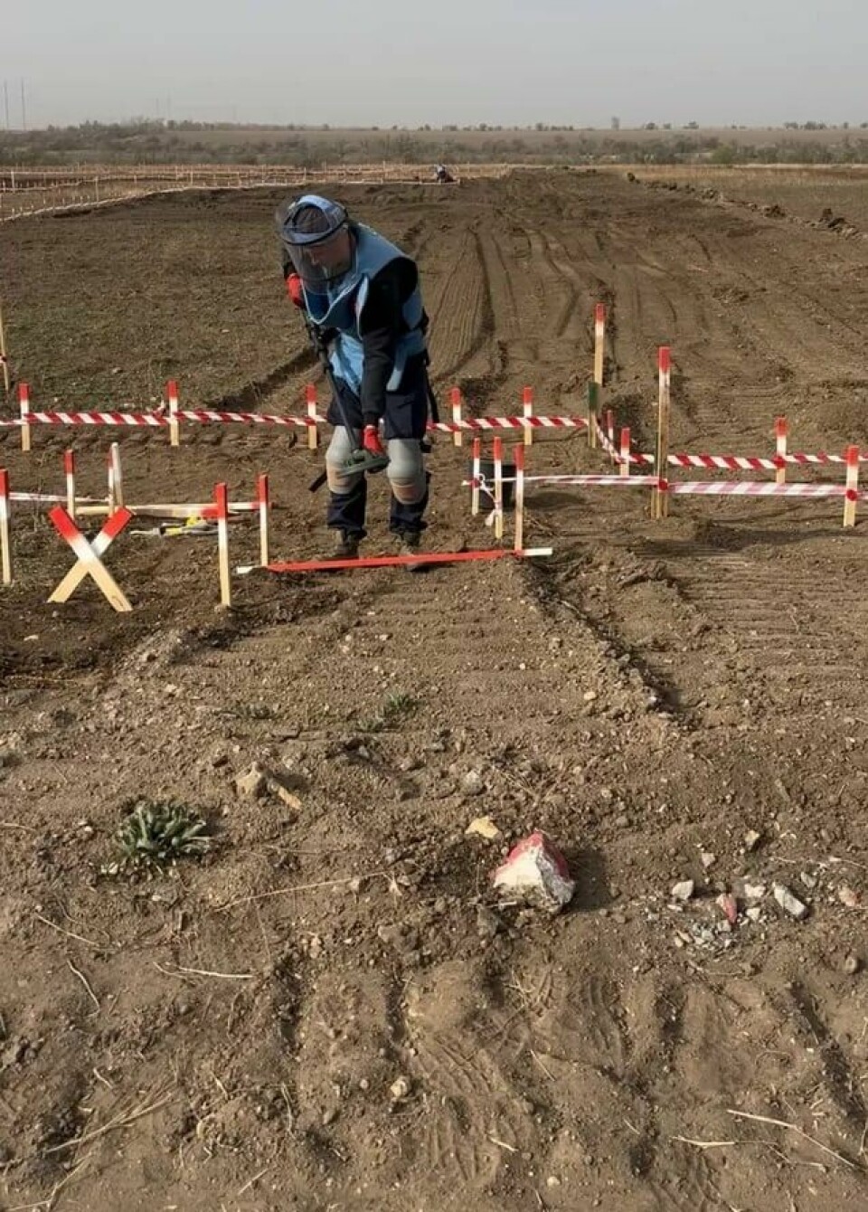 Minerydder i aktivitet med detektor. Minerydder i aktivitet med detektor.
