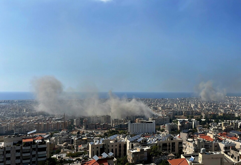 Her fra et tidligere angrep på Beirut Røyken stiger i Beirut etter et israelsk luftangrep torsdag. Israels hær (IDF) hevder Hizbollahs kommunikasjonssjef ble drept i et angrep i Beirut denne dagen. Foto: Fadi Tawil / AP / NTB