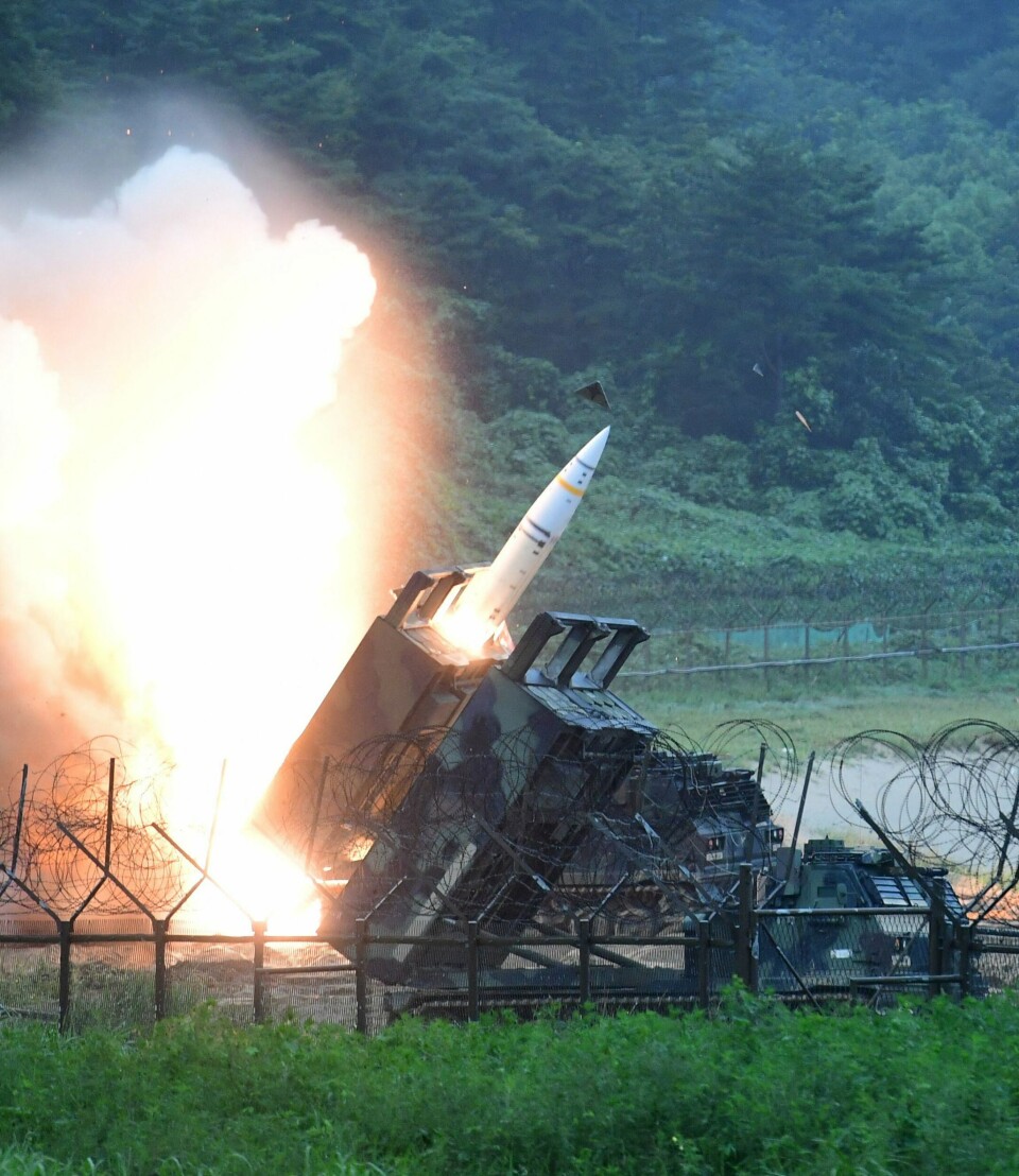 Slike ATACMS-raketter har vist seg svært nyttige for Ukraina. (FILES) This handout photo taken on July 29, 2017 and provided by South Korean Defence Ministry in Seoul shows US Army Tactical Missile System (ATACMS) firing a missile into the East Sea from an undisclosed location on South Korea's east coast during a South Korea-US joint missile drill aimed to counter North Korea’s ICBM test. US President Joe Biden will announce new air defense weapons for Ukraine during a visit by President Volodymyr Zelensky but will not give Kyiv long-range ATACMS missiles yet, the White House said on September 21, 2023. 'President Biden will announce a new package of military assistance today including significant air defense capabilities to help Ukraine,' National Security Advisor Jake Sullivan told a briefing. (Photo by Handout / South Korean Defence Ministry / AFP) / RESTRICTED TO EDITORIAL USE - MANDATORY CREDIT 'AFP PHOTO / SOUTH KOREAN DEFENCE MINISTRY' - NO MARKETING NO ADVERTISING CAMPAIGNS - DISTRIBUTED AS A SERVICE TO CLIENTS