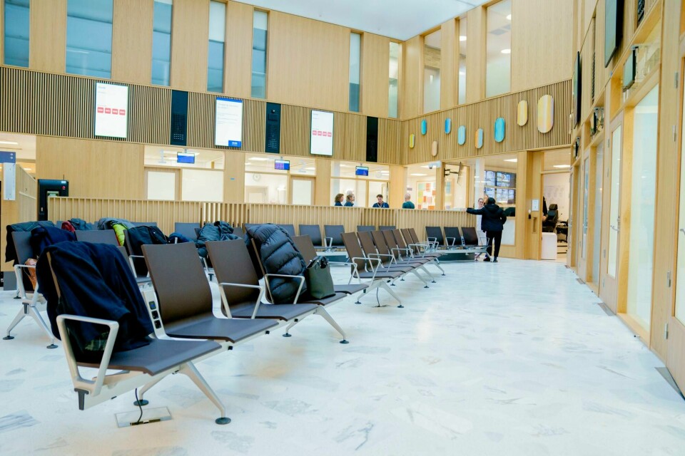 Den nye legevakten har lokaler som gjør det mulig å øke kapasiteten kraftig, slik at ikke pasientene må vente i mange, lange timer, skriver Odd E. Rambøl. Bildet viser den nye legevakten ved Aker sykehus før den ble åpnet for publikum. Ny legevakt på Aker sykehus