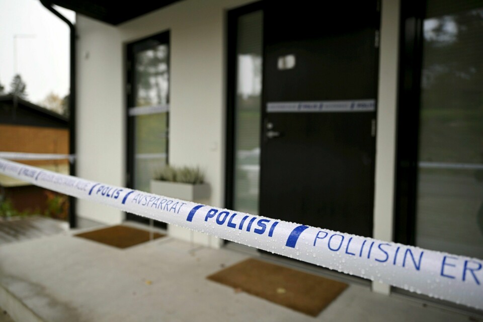 Politiet etterforsker drapet på den tidligere ishockeyspilleren Janne Puhakka. Drapet skjedde i Puhakkas bolig i Esbo i Finland. Janne Puhakka ble søndag kveld funnet død i sitt hjem i Esbo i Finland. En mann i 60-årene er siktet for å ha skutt og drept Puhakka. Foto: Vesa Moilanen / NTB