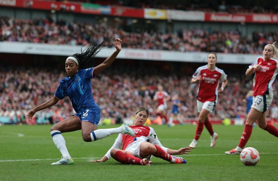 Chelseas Ashley Lawrence stoppes av Arsenals Kyra Cooney-Cross på Emirates i London lørdag. Chelseas Ashley Lawrence stoppes av Arsenals Kyra Cooney-Cross på Emirates i London lørdag.