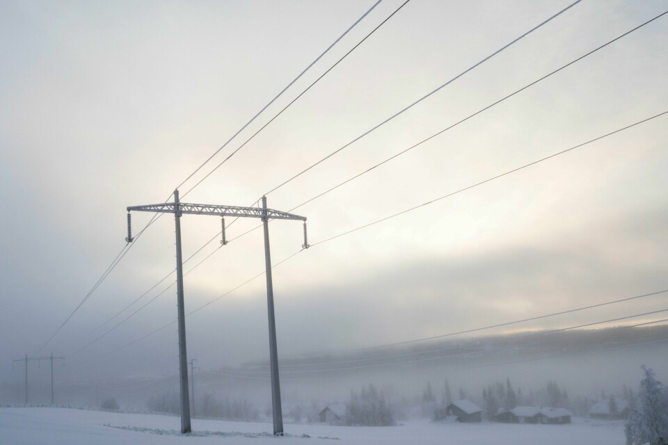 Strømområdene Oslo (NO1), Trondheim (NO3), Tromsø (NO4), og Bergen (NO5) får alle en spotpris på 70 øre/kWh. Prisen er uten diverse avgifter, nettleie og strømstøtte. Bildet viser strømmaster. Foto: Paul Kleiven / NTB