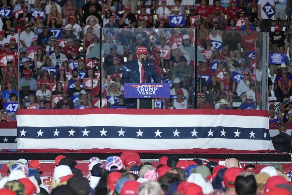 Republikanernes presidentkandidat Donald Trump taler til tilhengere i Coachella, bak skuddsikkert glass etter sommerens attentatforsøk. Republikanernes presidentkandidat Donald Trump taler til tilhengere i Coachella, bak skuddsikkert glass etter sommerens attentatforsøk. Foto: Alex Brandon / AP / NTB