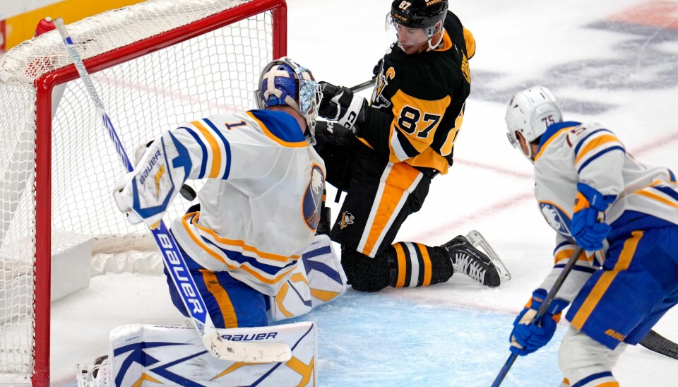 Pittsburgh Penguins' Sidney Crosby (nummer 87) scoret ett mål og fikk to assists i seieren over Buffalo Sabres onsdag. Da ble han den tiende spilleren i NHL-historien som oppnår 1600 målpoeng. Pittsburgh Penguins' Sidney Crosby (nummer 87) scoret ett mål og fikk to assists i seieren over Buffalo Sabres onsdag. Da ble han den tiende spilleren i NHL-historien som oppnår 1600 målpoeng. Foto: Gene Puskar / AP / NTB