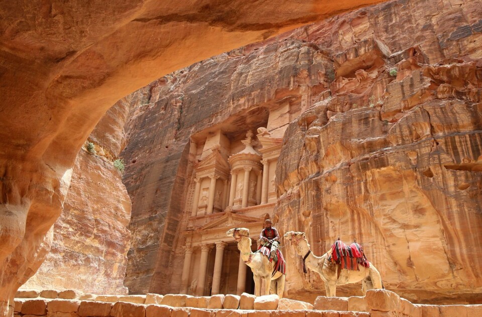 Her, under bakken ved Petra i Jordan fant arkeologer et skjult kammer fylt med skjeletter og skatter. Her, under bakken ved Petra i Jordan fant arkeologer et skjult kammer fylt med skjeletter og skatter.