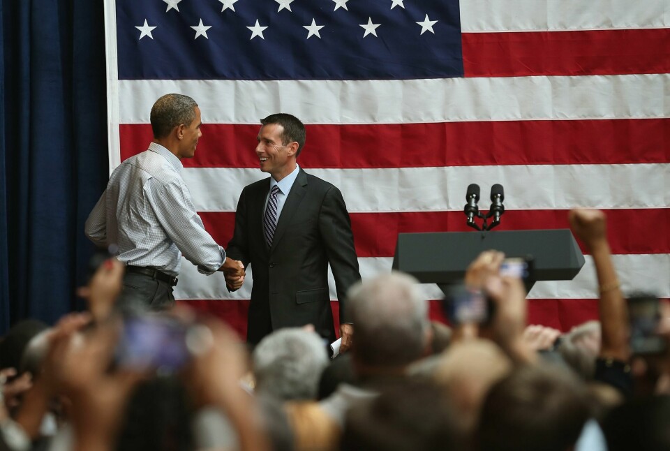 David Plouffe og Demokratenes Barack Obama avbildet under valgkampen i 2012. Obama, som vant i 2008 og i 2012, ble etterfulgt av Republikanernes Donald Trump da sistnevnte slo Hillary Clinton i 2016. CHICAGO, IL - AUGUST 12: David Plouffe (C), a senior adviser to U.S. President Barack Obama, is greeted by the president after introducing him at a fundraising reception at the Bridgeport Arts Center on August 12, 2012 in Chicago, Illinois. On Monday Obama will begin a three-day, nine-city campaign trip through Iowa. Scott Olson/Getty Images/AFP