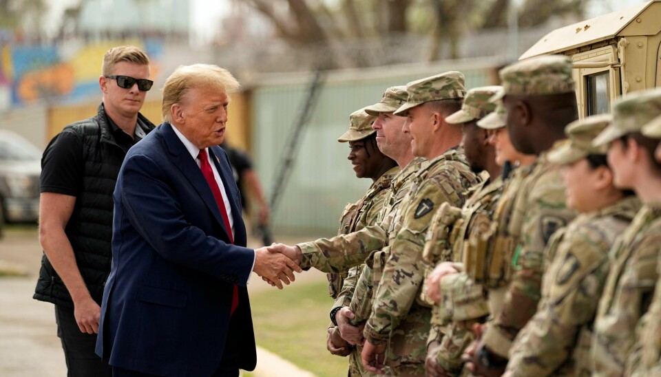 Presidentkandidat Donald Trump hilser på medlemmer av Nasjonalgarden på grensen til Mexico. Han har planer om å bruke disse styrkene og militæret for å vokte grensen og sende ut migranter uten oppholdstillatelse. Presidentkandidat Donald Trump hilser på medlemmer av Nasjonalgarden på grensen til Mexico. Han har planer om å bruke disse styrkene og militæret for å vokte grensen og sende ut migranter uten oppholdstillatelse. Foto: Eric Gay/AP/NTB