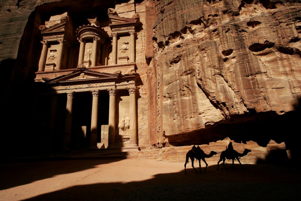 Khazneh, eller skattkammeret, i Petra i Jordan er valgt ut som et av verdens syv nye underverker. Nå viser det seg at det finnes spennende skatter under bakken her. Khazneh, eller skattkammeret, i Petra i Jordan er valgt ut som et av verdens syv nye underverker. Nå viser det seg at det finnes spennende skatter under bakken her.