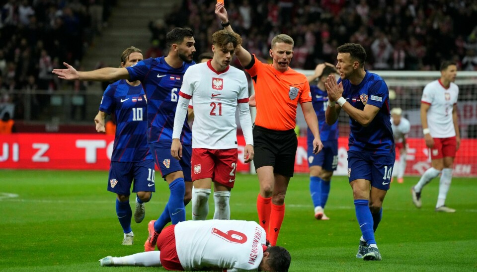 Dommer Alejandro Hernandez viser Dominik Livakovic rødt kort etter taklingen på Robert Lewandowski. Dommer Alejandro Hernandez viser Dominik Livakovic rødt kort etter taklingen på Robert Lewandowski. Foto: Czarek Sokolowski / AP / NTB