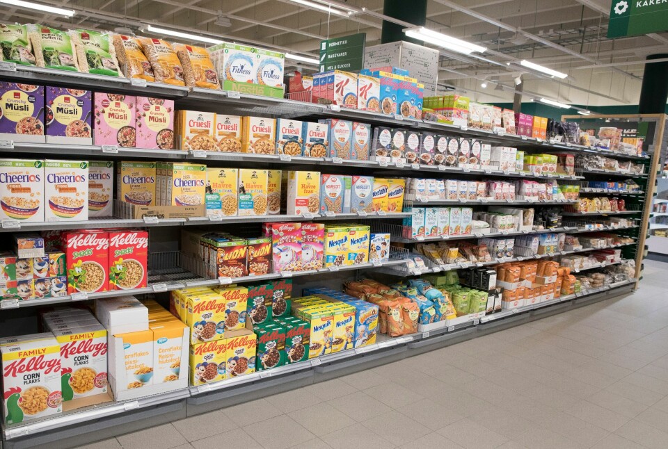 Samarbeidet mellom butikkjedene og leverandørene er i hovedsak godt, men for mange avtaler gjøres muntlig, ifølge Dagligvaretilsynets undersøkelse. Bilder viser matvarer i en butikk. De tre store dagligvare-kjedene i Norge er Norgesgruppen, Coop og Rema. De blir pålagt å gi en saklig begrunnelse for forskjeller i priser til sine leverandører.