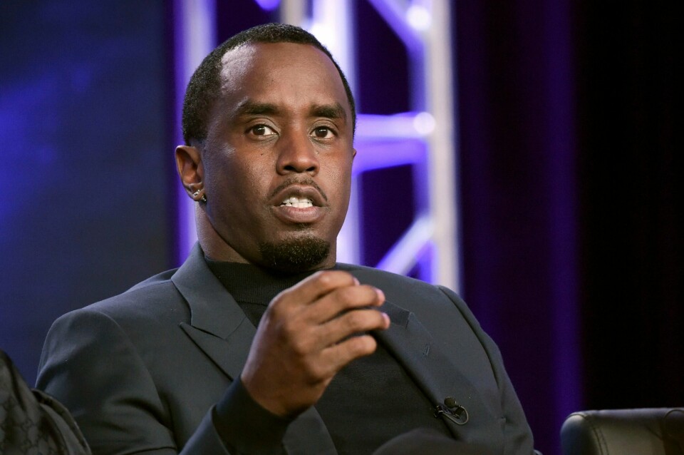 Musikeren Sean Combs er saksøkt i en rekke saker som omhandler voldtekter, overgrep og voldsutøvelse mot kvinner, menn og mindreårige. Musikeren Sean Combs er saksøkt i en rekke saker som omhandler voldtekter, overgrep og voldsutøvelse mot kvinner, menn og mindreårige.
