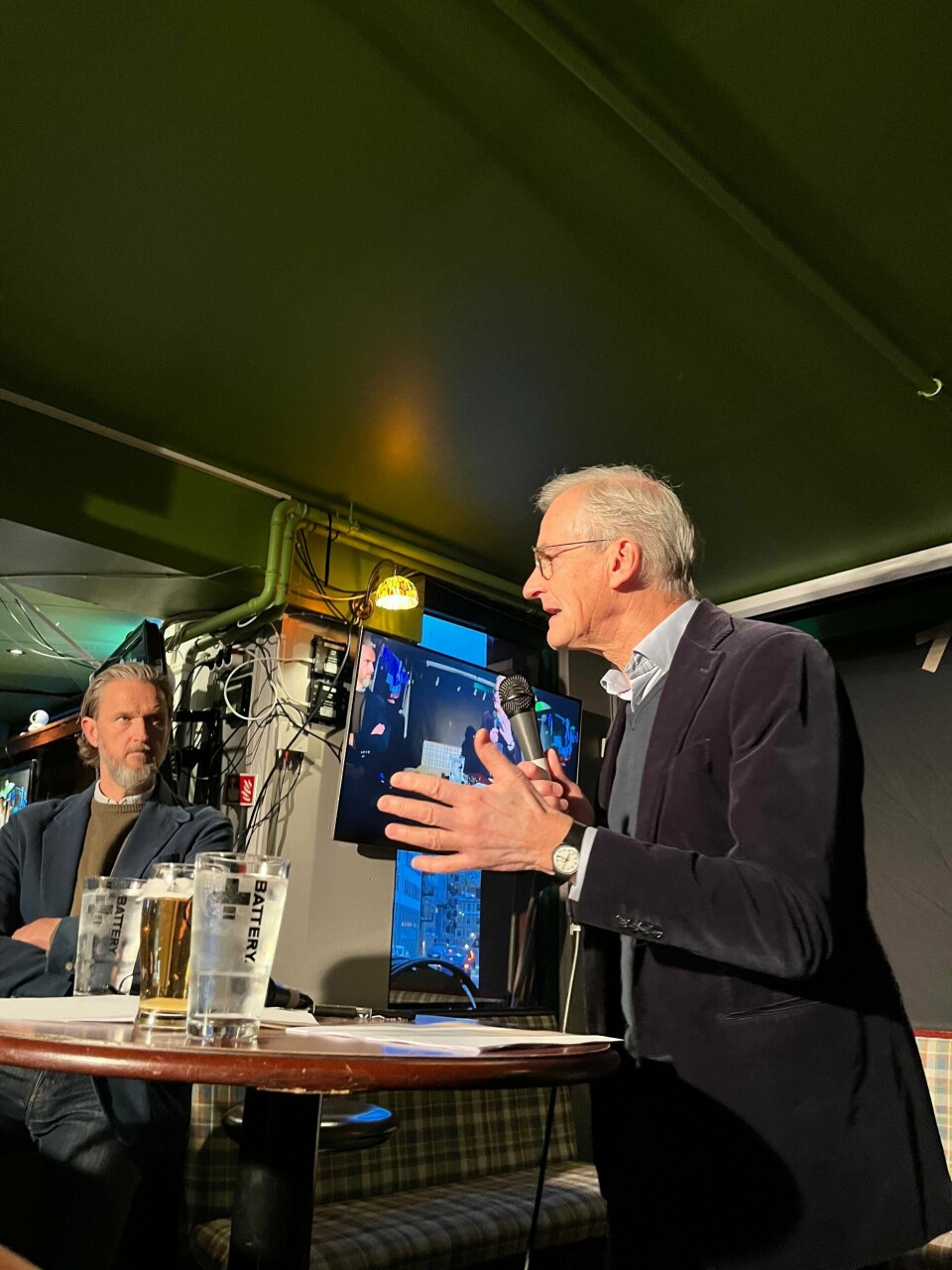 Ordstyrer var politisk redaktør i Dagsavisen, Lars West Johnsen (t.v.) i møtet med statsminister Jonas Gahr Støre. Ordstyrer var politisk redaktør i Dagsavisen, Lars West Johnsen (t.v.) i møtet med statsminister Jonas Gahr Støre.