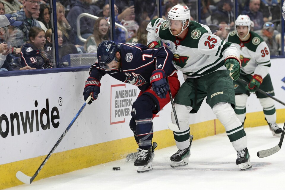 Mats Zuccarello (nummer 36) ser på lagkamerat Jonas Brodin i duell med Columbus Blue Jackets-spiller Sean Kuraly. Nordmannen scoret ett av målene i 3-1-seieren. Mats Zuccarello (nummer 36) ser på lagkamerat Jonas Brodin i duell med Columbus Blue Jackets-spiller Sean Kuraly. Nordmannen scoret ett av målene i 3-1-seieren. Foto: Paul Vernon/AP Photo/NTB