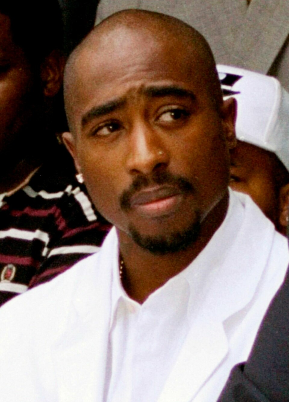 Rapperen Tupac Shakur fotografert ved en valgregistrering 15. august 1996. Noen uker senere døde han av skadene har fikk under et skyteangrep. Rapperen Tupac Shakur fotografert ved en valgregistrering 15. august 1996. Noen uker senere døde han av skadene har fikk under et skyteangrep.
