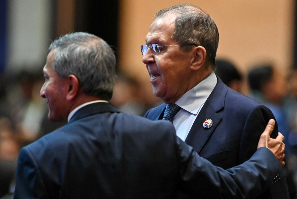 Russlands utenriksminister Sergej Lavrov går stadig hardt ut mot USA og Vesten. Singapore's Foreign Minister Vivian Balakrishnan (L) stands with Russia’s Foreign Minister Sergei Lavrov (R) at the 19th East Asia Summit during the 44th and 45th Association of Southeast Asian Nations (ASEAN) Summits in Vientiane on October 11, 2024. (Photo by Tang Chhin Sothy / POOL / AFP)
