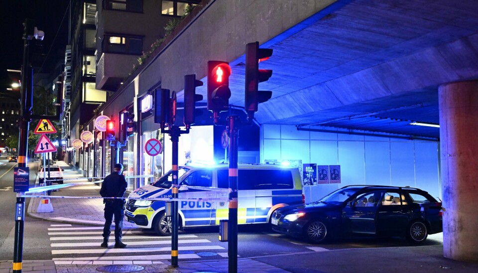 Svensk politi oppklarer ikke flere saker selv om de er blitt styrket. Her fra en politiinnsats i Stockholm knyttet til flere skyteepisoder i begynnelsen av oktober. Bildet viser politiet i arbeid i Stockholm natt til torsdag. Foto: Anders Wiklund / TT / NTB