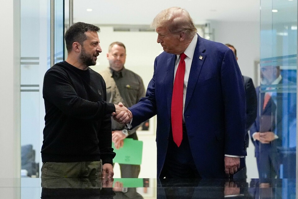 Volodymyr Zelenskyj og Donald Trump møttes for ikke lenge siden. Nå klandrer Trump Ukrainas president for å ha latt krigen i Ukraina starte. Republikanernes presidentkandidat Donald Trump tok imot Ukrainas president Volodymyr Zelenskyj i Trump Tower i New York fredag. Foto: Julia Demaree Nikhinson / AP / NTB
