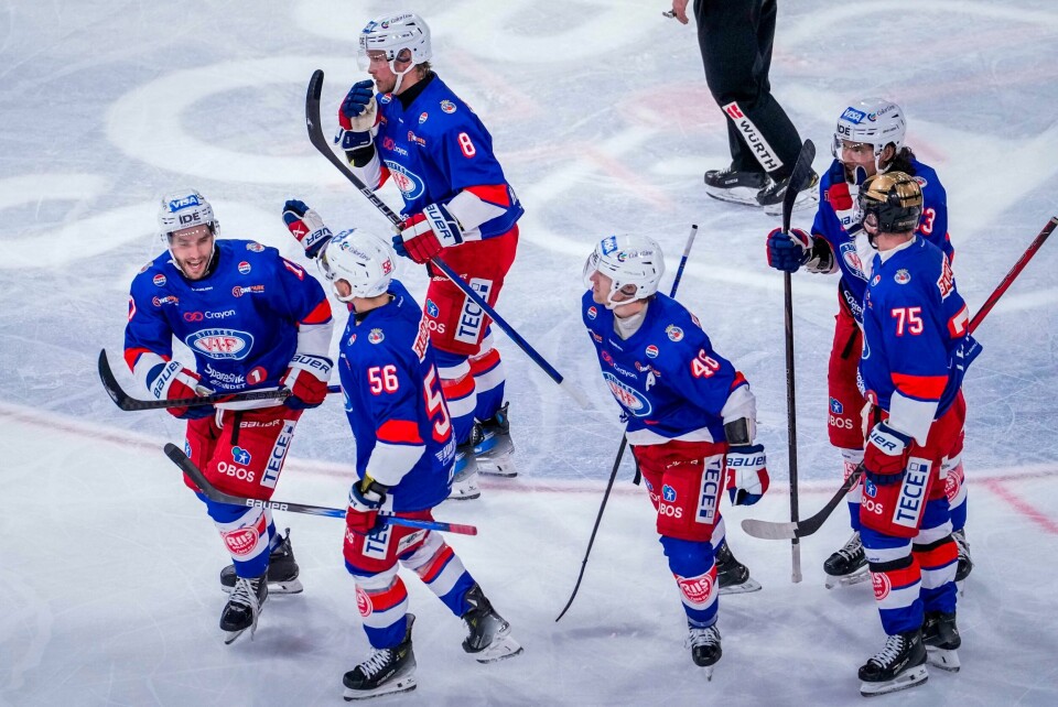 Vålerenga valset over Comet Halden i eliteserien tirsdag Vålerengas Mikkel Christiansen (t.v.) feirer sin 4–0 scoring, og med det hattrick, sammen med Tommi Taimi, Villiam Haag, Mathis Olimb, Teemu Lepaus og Tim McGauley under eliteseriekampen i ishockey mellom Vålerenga og Stjernen på Jordal Amfi. Foto: Javad Parsa / NTB