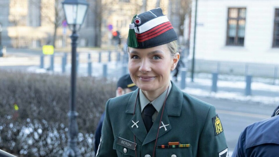 Amanda Berg Schjelderup er leder for Militært Kvinnelig Nettverk. Oslo 20230221. Amanda Bergh, leder i Militært kvinnelig nettverk (MKN) på vei inn i møtelokalet.Forsvarsminister Bjørn Arild Gram (Sp) har invitert forsvarssjef Eirik Kristoffersen og forsvarsledelsen, de tillitsvalgte for ansatte og vernepliktige i Forsvaret og Militært kvinnelig nettverk til et møte for å diskutere utfordringene med seksuell trakassering i Forsvaret.Foto: Hanna Johre / NTB