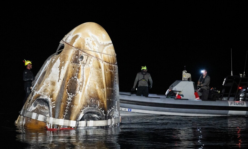 Et bilde gitt ut av Nasa viser Dragon Endeavour-kapselen fra SpaceX etter landingen utenfor Florida-kysten fredag. Et bilde gitt ut av Nasa viser Dragon Endeavour-kapselen fra SpaceX etter landingen utenfor Florida-kysten fredag. Foto: Joel Kowsky / AP / NTB