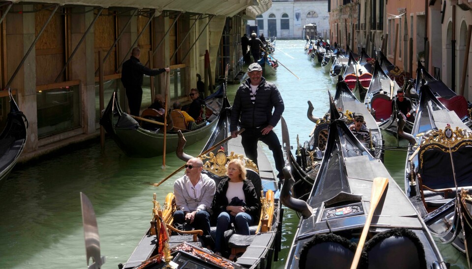 Turister på tur i de verdensberømte gondolene i Venezia i april 2025, samme måned som turistskatten først ble innført. Turister på tur i de verdensberømte gondolene i Venezia i april 2025, samme måned som turistskatten først ble innført. Foto: Luca Bruno / AP / NTB