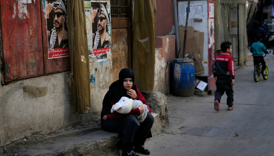 En palestinsk kvinne sitter med datteren sin i en flyktningleir i Libanons hovedstad Beirut. Nå har krigen også kommet dit. Ifølge FNs flyktningbyrå har rundt en femdel av Libanons befolkning blitt fordrevet som følge av nylige israelske angrep. En palestinsk kvinne sitter med datteren sin i en flyktningleir i Libanons hovedstad Beirut. Nå har krigen også kommet dit. Ifølge FNs flyktningbyrå har rundt en femdel av Libanons befolkning blitt fordrevet som følge av nylige israelske angrep. Foto: Hussein Malla / AP / NTB
