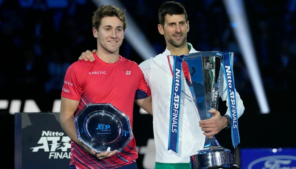 Casper Ruud og Novak Djokovic etter finalen i ATP-sluttspillet i Torino for to år siden. Casper Ruud og Novak Djokovic kan møtes i Davis Cup i Norge. Foto: Antonio Calanni / AP Photo / NTB.