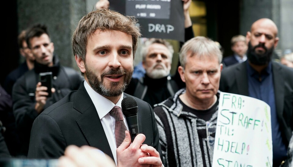Demonstrasjon utenfor Marmorhallen før helse- og omsorgsminister Jan Christian Vestre og justis- og beredskapsminister Emilie Enger Mehl legger frem regjeringen sin forebygging- og behandlingsreform for rusfeltet. Aktivist Arild Knutsen i bakgrunnen. Helse- og omsorgsminister Jan Christian Vestre (Ap) blei møtt av demonstrantar før han og beredskapsminister Emilie Enger Mehl (Sp) skulle leggje fram rusreforma.Foto: Thomas Fure / NTB / NPK