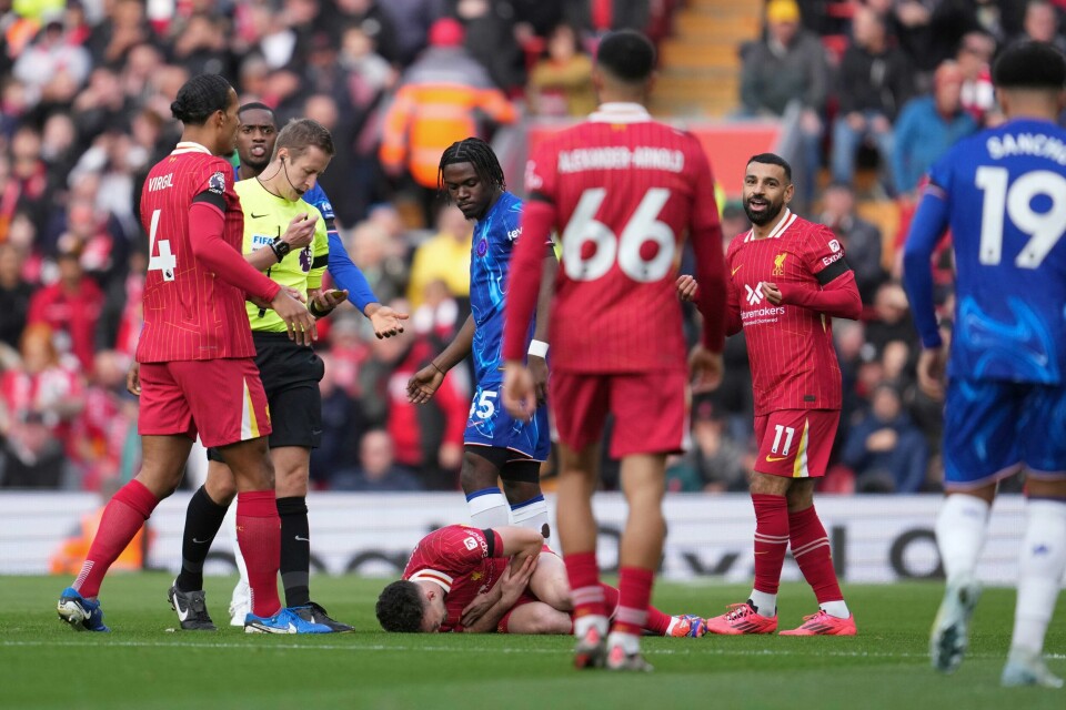 Diogo Jota rekker ikke storkampen mot Arsenal Diogo Jota lå nede med smerter og måtte ut med skade i Liverpools seier over Chelsea. Foto: Jon Super / AP / NTB