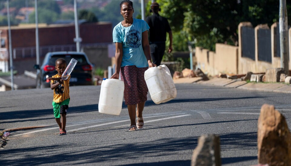Innbyggere i Soweto i kø for drikkevann. Sør-Afrika står overfor store utfordringer i vannforsyningen. Innbyggere i Soweto i kø for drikkevann. Sør-Afrika står overfor store utfordringer i vannforsyningen. Foto: Jerome Delay/AP/NTB