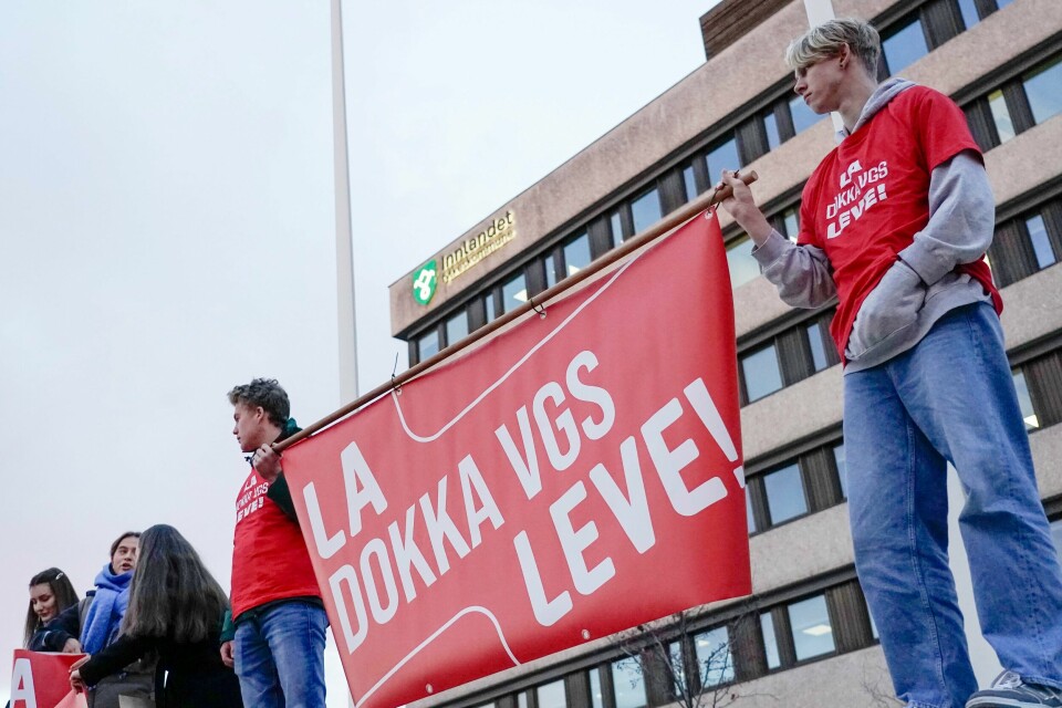 Det å ha en videregående skole i kommunen er en viktig faktor for å unngå utenforskap, viser ny forskning. Flere samlet seg utenfor fylkeshuset på Hamar før fylkeskommunen holdt møtet hvor det ble bestemt å legge ned en rekke skoler i Innlandet. Det å ha en videregående skole i kommunen er en viktig faktor for å unngå utenforskap, viser ny forskning. Flere samlet seg utenfor fylkeshuset på Hamar før fylkeskommunen holdt møtet hvor det ble bestemt å legge ned en rekke skoler i Innlandet. Foto: Thomas Fure / NTB