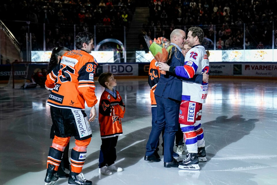 Anders Bastiansen ble hedret før eliteseriekampen i ishockey mellom Frisk Asker og Vålerenga. Anders Bastiansen ble hedret før eliteseriekampen i ishockey mellom Frisk Asker og Vålerenga.Foto: Stian Lysberg Solum / NTB
