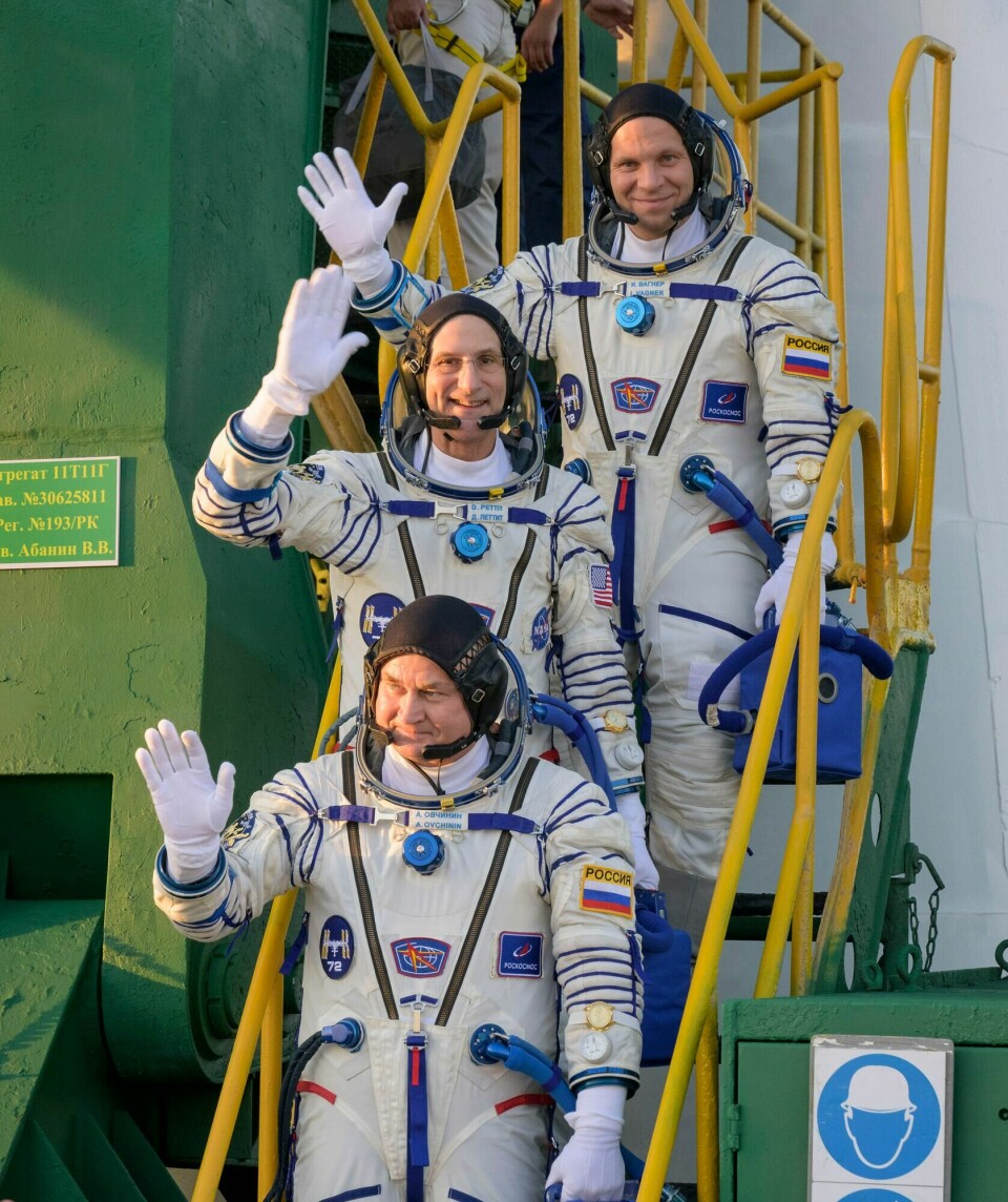 De to russiske kosmonautene Ivan Vagner (øverst) og Aleksej Ovtsjinin (nederst) sammen med den amerikanske astronauten Don Petit vinker til fotografene før de gikk om bord i Sojuz-raketten som onsdag tok dem til Den internasjonale romstasjonen (ISS). De to russiske kosmonautene Ivan Vagner (øverst) og Aleksej Ovtsjinin (nederst) sammen med den amerikanske astronauten Don Petit vinker til fotografene før de gikk om bord i Sojuz-raketten som onsdag tok dem til Den internasjonale romstasjonen (ISS).