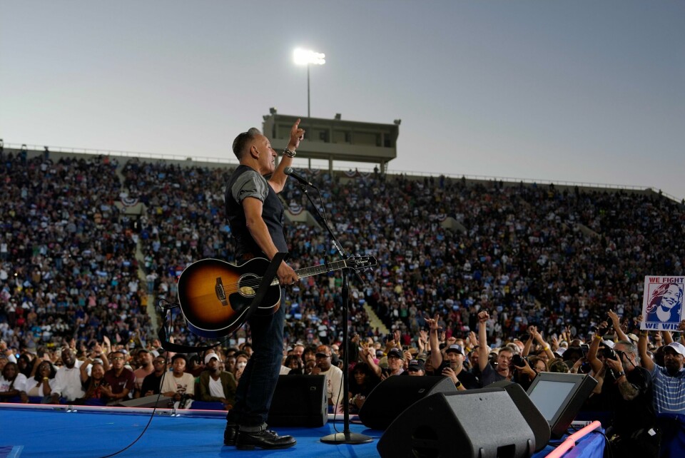 Bruce Springsteen opptrådte med flere sanger og omtalte Donald Trump som en tyrann under Kamala Harris valgkampmøte i Atlanta, Georgia, torsdag. Bruce Springsteen opptrådte med flere sanger og omtalte Donald Trump som en tyrann under Kamala Harris valgkampmøte i Atlanta, Georgia, torsdag. Foto: Julia Demaree Nikhinson / AP / NTB