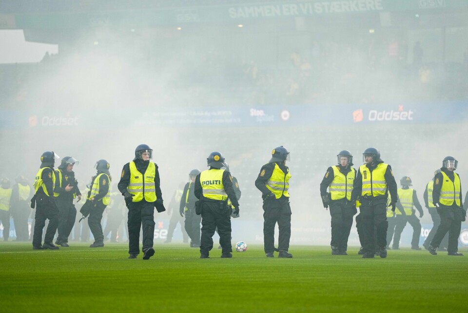 Supportere skal ha kastet bluss mot hverandres supportere før superligakampen mellom Brøndby og FC København på Brøndby Stadion. Supportere skal ha kastet bluss mot hverandres supportere før superligakampen mellom Brøndby og FC København på Brøndby Stadion. Foto: Mads Claus Rasmussen/Ritzau Scanpix / NTB