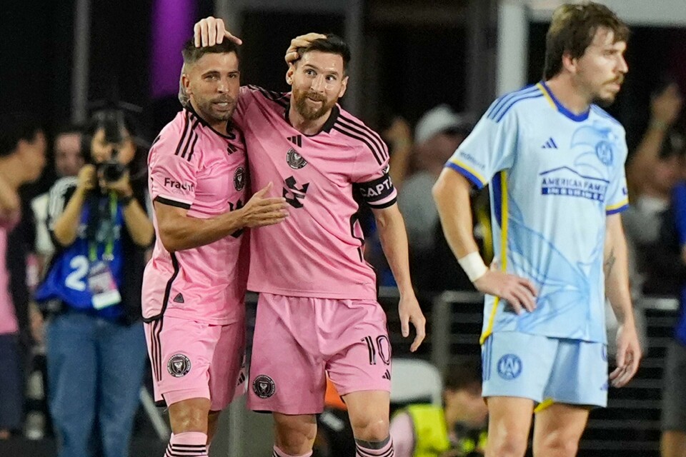 Lionel Messi gratulerer lagkamerat Jordi Alba med den avgjørende scoringen i kampen mot Atlanta United Lionel Messi gratulerer lagkamerat Jordi Alba med den avgjørende scoringen i kampen mot Atlanta United. Foto: Lynne Sladky / AP / NTB