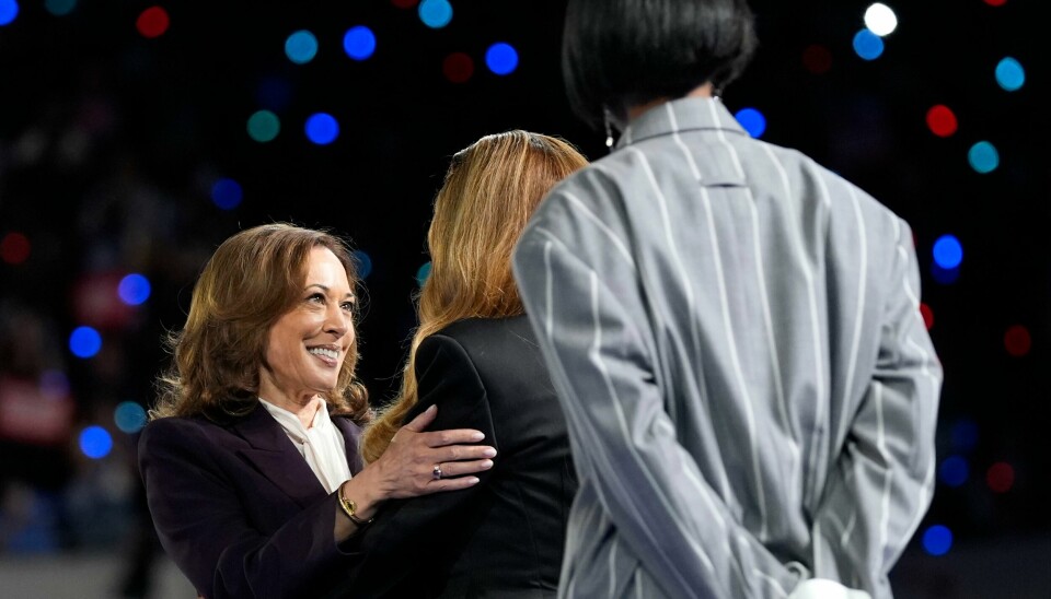 Beyoncé introduserte visepresident Kamala Harris på scenen fredag sammen med tidligere bandkollega i Destiny's Child, Kelly Rowland. Beyoncé og Harris omfavnet hverandre på scenen. Beyoncé introduserte visepresident Kamala Harris på scenen fredag sammen med tidligere bandkollega i Destiny's Child, Kelly Rowland. Beyoncé og Harris omfavnet hverandre på scenen. Foto: Susan Walsh / AP / NTB