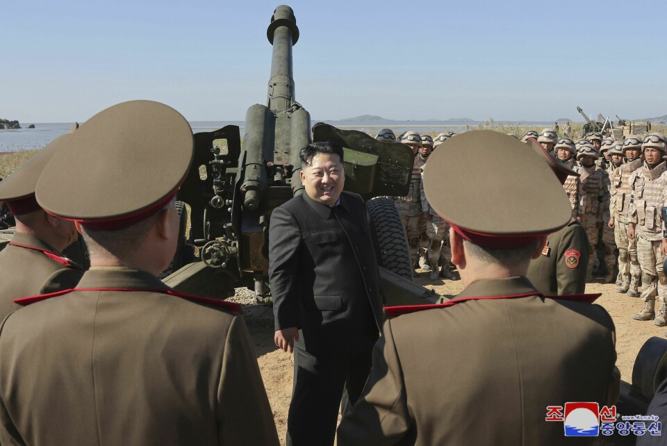 Nord-Koreas leder Kim Jong-un har sendt soldater til Russland for å hjelpe Vladimir Putins regime med krigføringen i Ukraina, mener myndighetene i Sør-Korea. Bildet, som ikke er datert, er gitt ut av nordkoreanske myndigheter. Nord-Koreas leder Kim Jong-un har sendt soldater til Russland for å hjelpe Vladimir Putins regime med krigføringen i Ukraina, mener myndighetene i Sør-Korea. Bildet, som ikke er datert, er gitt ut av nordkoreanske myndigheter. Foto: AP / NTB